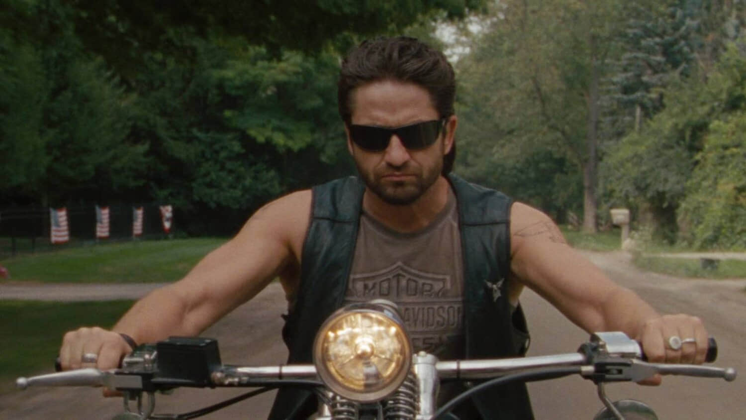 gerard-butler-drives-a-bike-in-machine-gun-preacher.jpeg