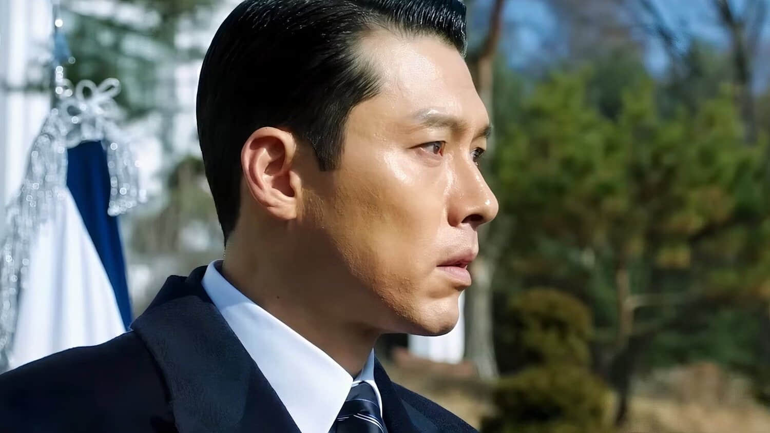 hyun-bin-talking-to-his-agents-in-made-in-korea-season-2-1.jpeg