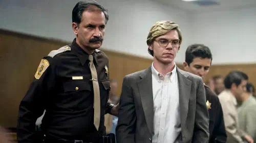 assets/jeffrey-dahmer-appearing-in-court-in-netflix-s-monster-1.jpeg