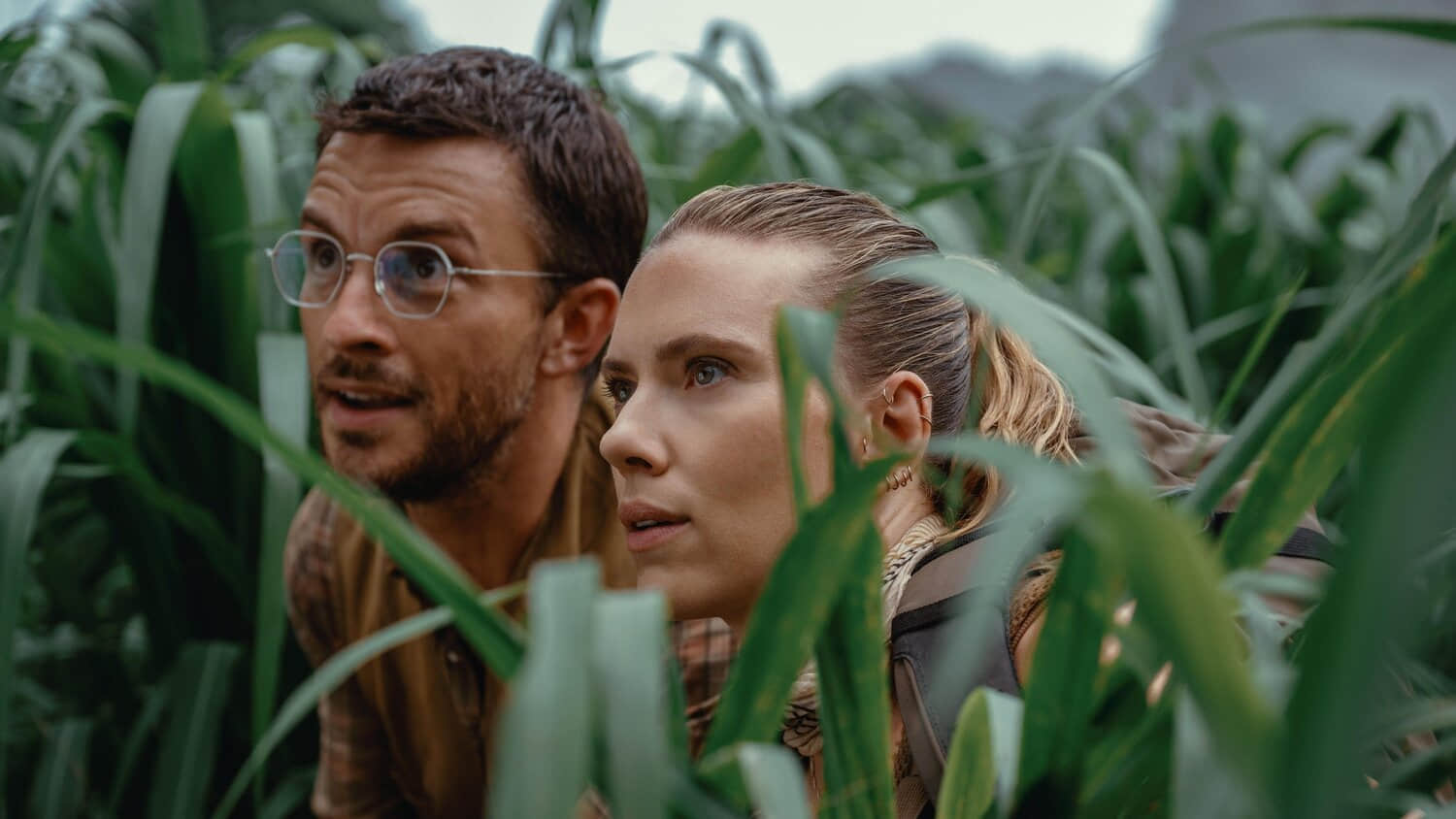jonathan-bailey-and-scarlett-johansson-in-jurassic-world-rebirth.jpeg