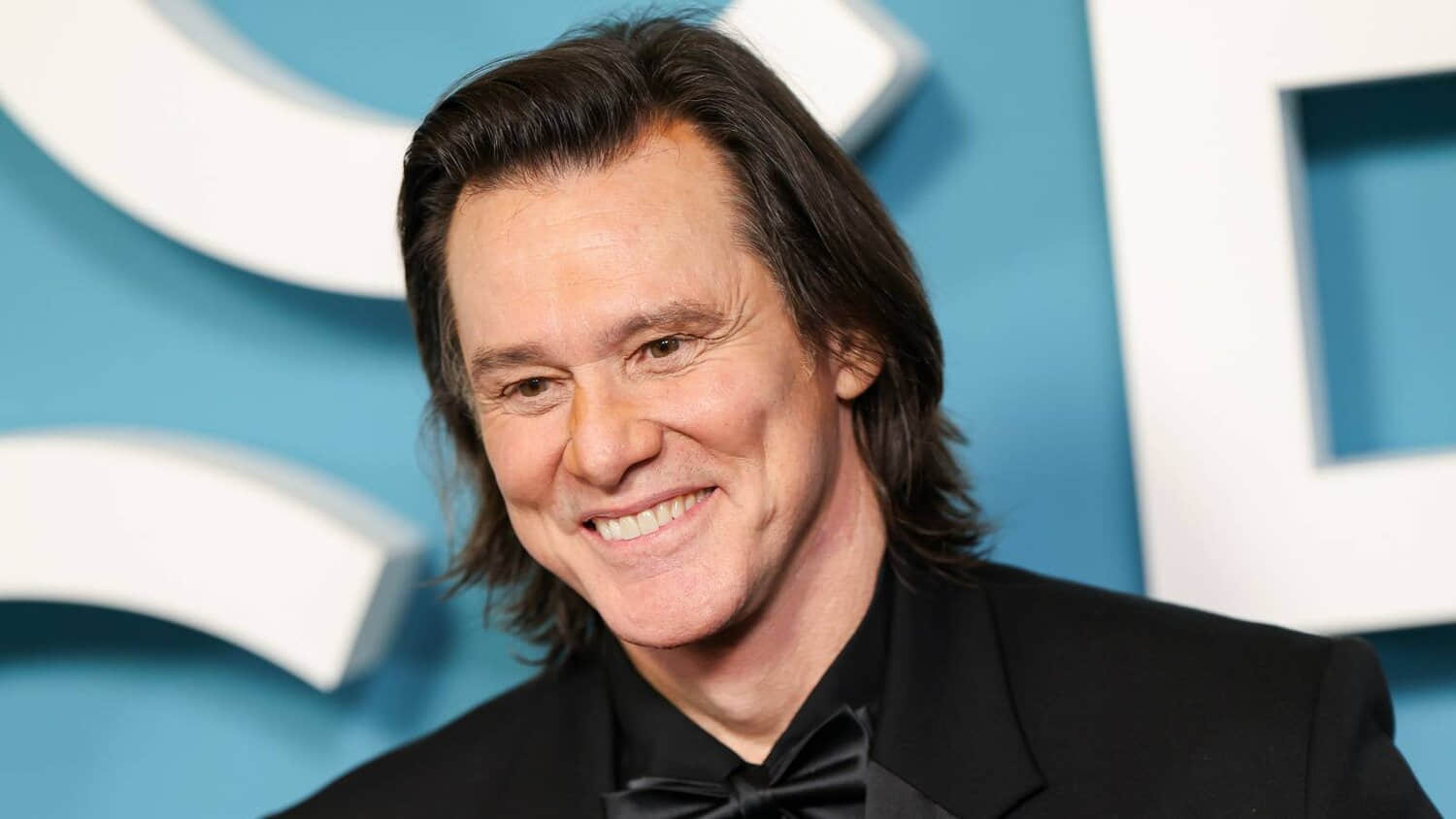 jim-carrey-smiles-in-a-red-carpet-event.jpeg