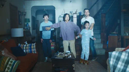 《最后之屋》复刻《E.T.外星人》经典场景，网飞科幻新作致敬斯皮尔伯格