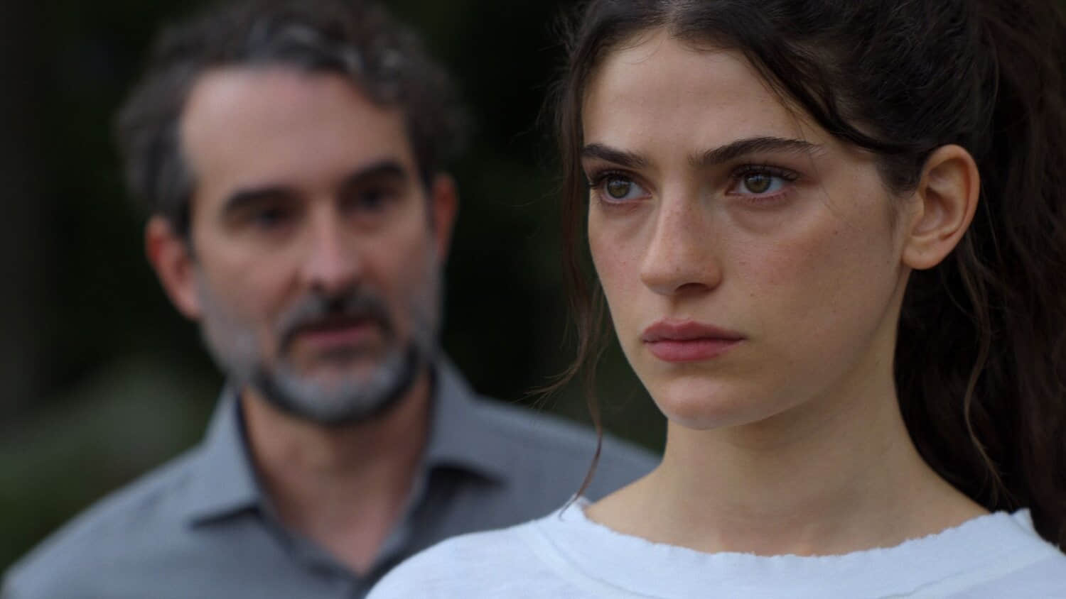 ella-rubin-mad-in-steerling-point-with-jay-duplass-looking-at-her.jpeg