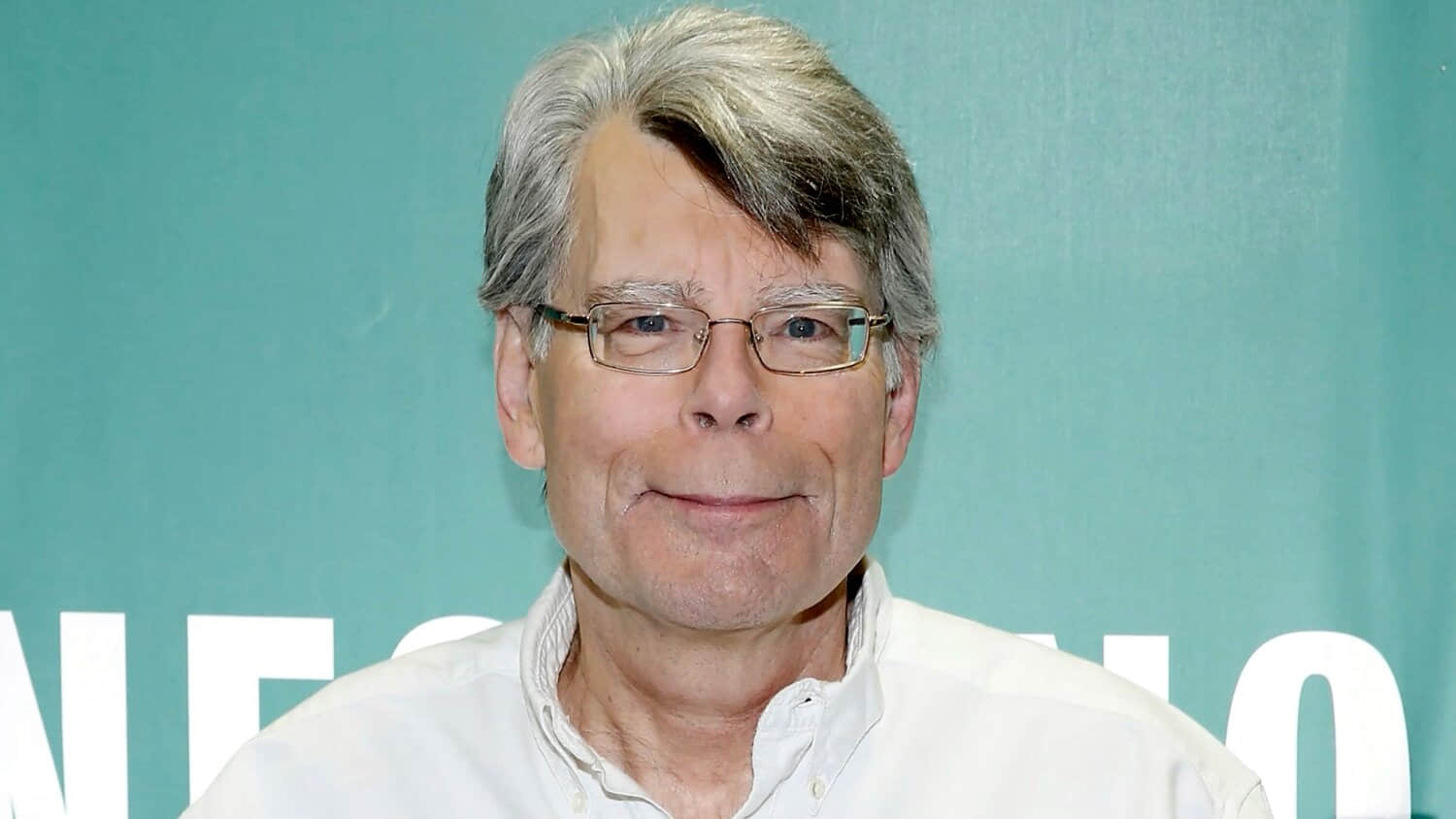 stephen-king-smiling-for-a-photo-at-an-event.jpeg