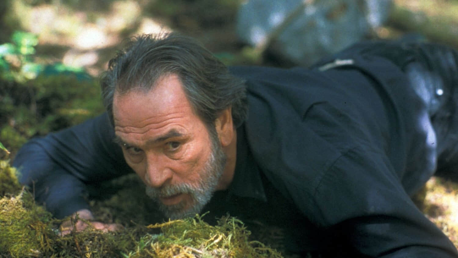 tommy-lee-jones-crawling-in-the-hunted.jpeg
