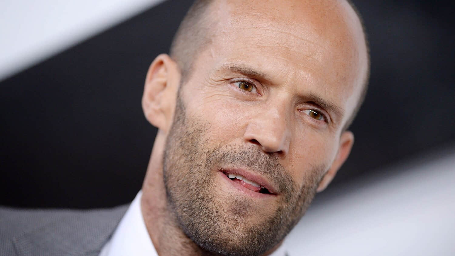 jason-statham-posing-for-a-photo-on-the-fate-of-the-furious-red-carpet.jpeg