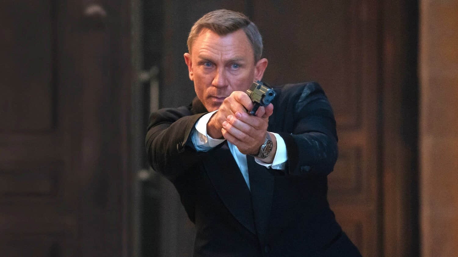 daniel-craig-holding-a-gun-as-james-bond-in-no-time-to-die.jpeg