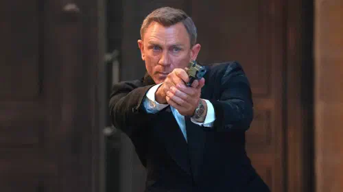 assets/daniel-craig-holding-a-gun-as-james-bond-in-no-time-to-die.jpeg