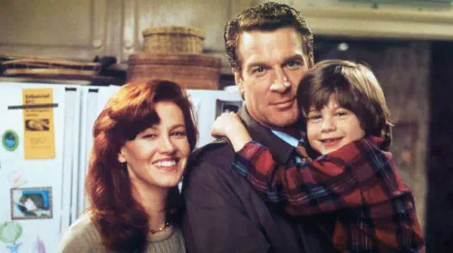 assets/haviland-morris-kevin-kilner-alex-d-linz-smiling-in-home-alone-3.jpeg