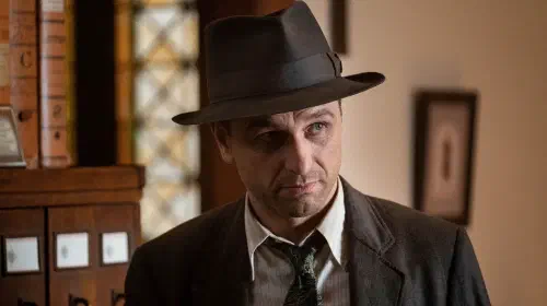 assets/matthew-rhys-as-perry-in-perry-mason-season-1.jpeg