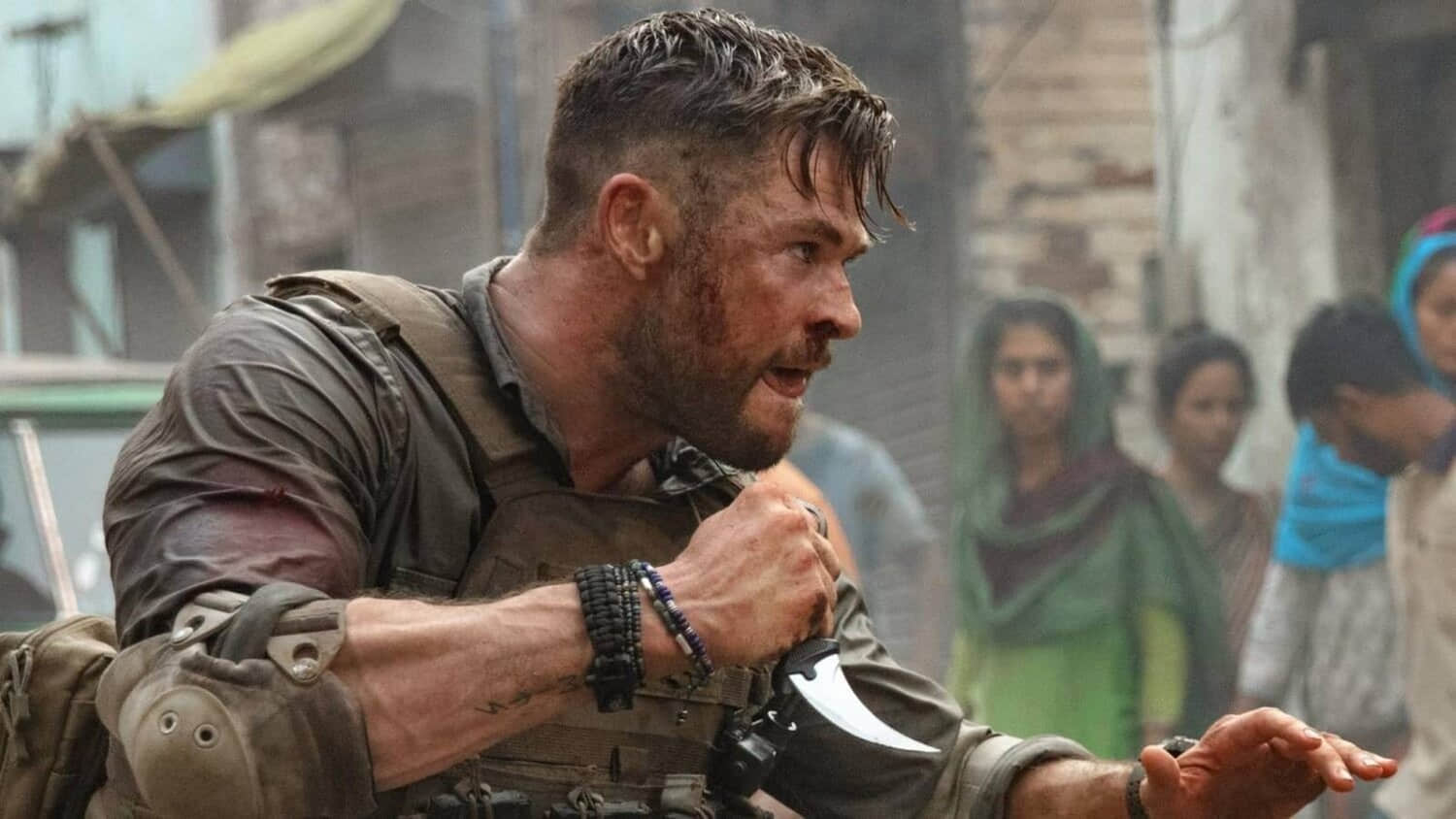 chris-hemsworth-with-karambit-knife-in-extraction.jpeg
