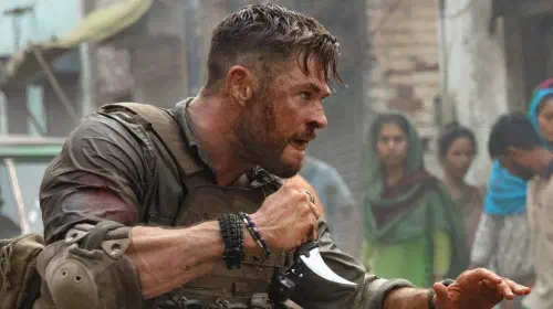 assets/chris-hemsworth-with-karambit-knife-in-extraction.jpeg