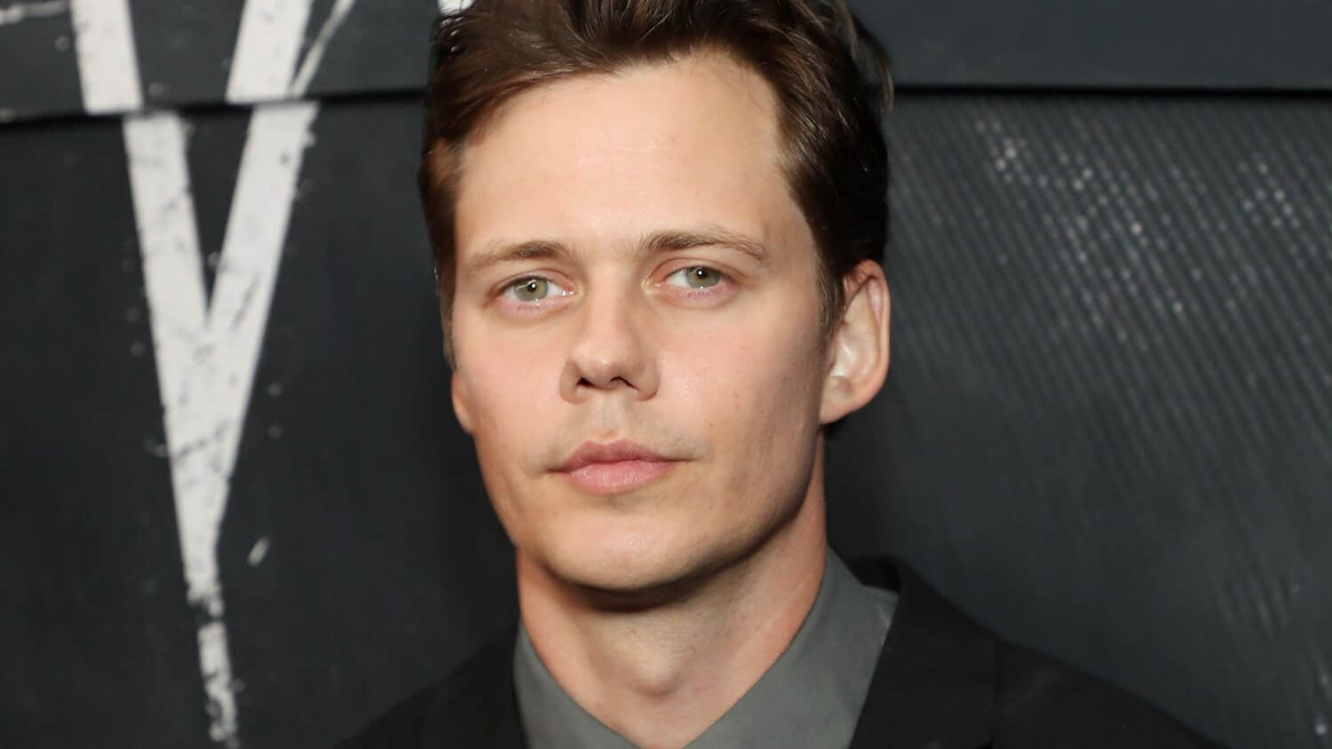 bill-skarsgard-posing-on-the-red-carpet-for-the-crow.jpeg