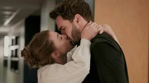 assets/the-love-hypothesis-kiss.jpeg