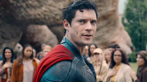 assets/david-corenswet-looking-concerned-as-superman-in-james-gunn-s-movie.jpeg