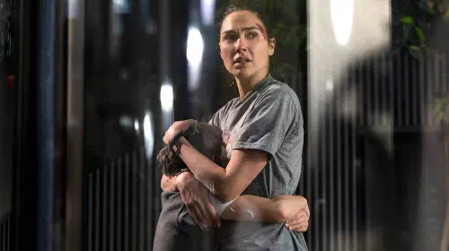 assets/gal-gadot-s-maia-hugging-her-son-and-looking-worried-in-the-runner.jpeg