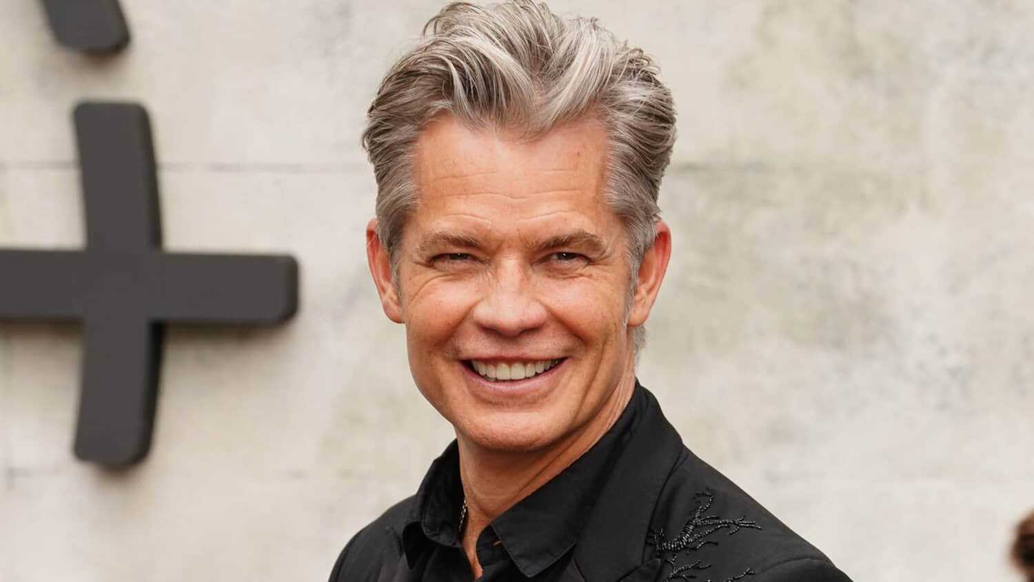 timothy-olyphant-smiling-on-the-red-carpet-at-alien-earth-european-premiere.jpeg