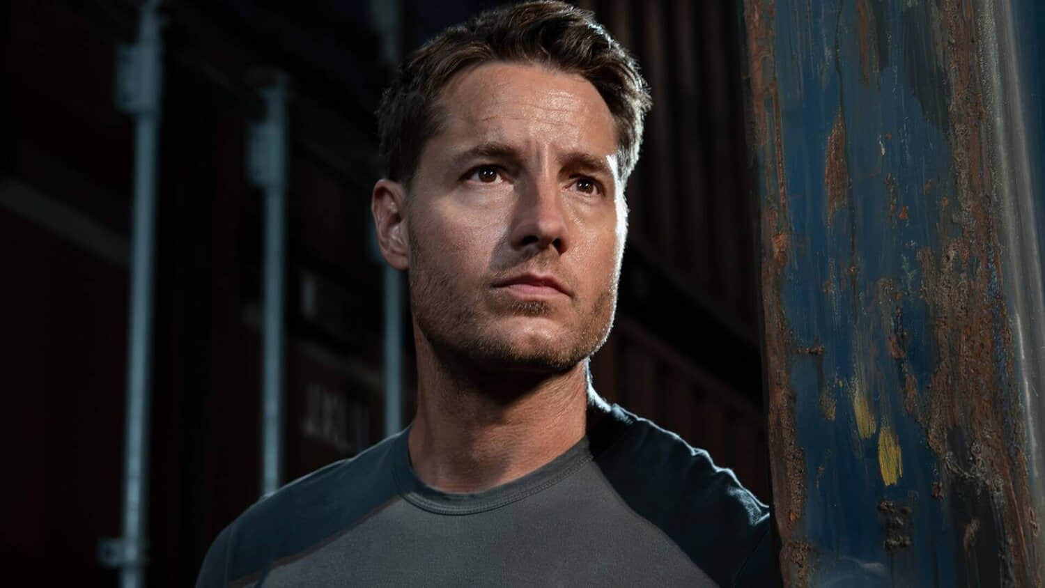 justin-hartley-snooping-in-tracker-season-4-premiere.jpeg