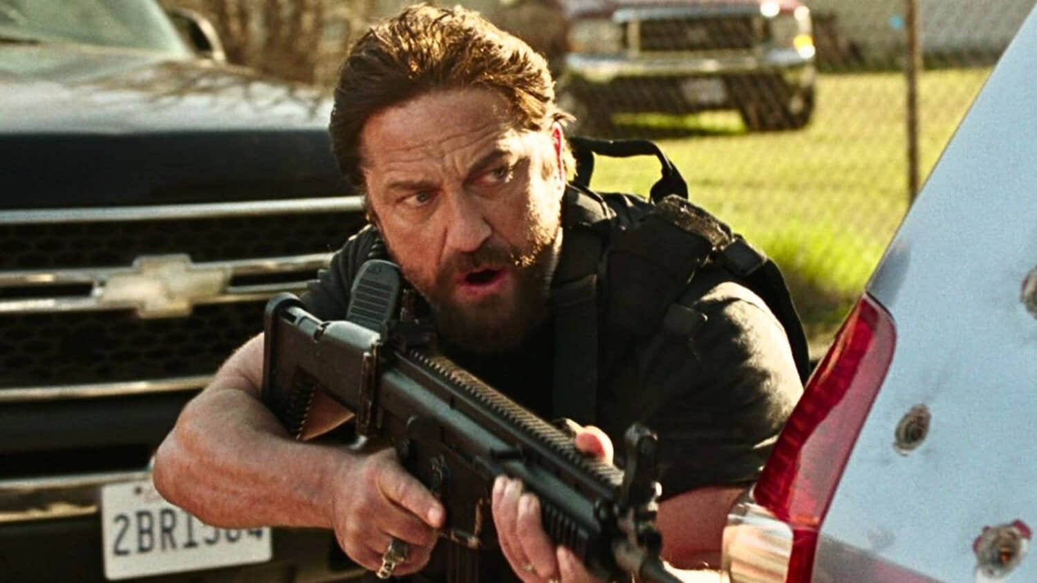 gerard-butler-holding-rifle-in-den-of-thieves.jpeg