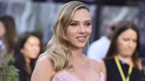 assets/scarlett-johansson-smiling-while-at-an-event-for-juarssic-world-rebirth.jpeg