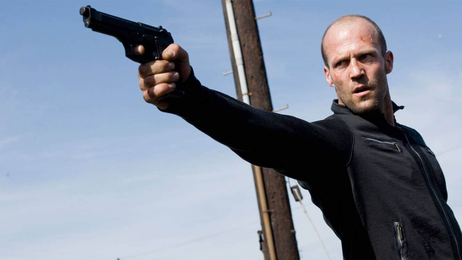 jason-statham-points-a-gun-in-crank-high-voltage.jpeg