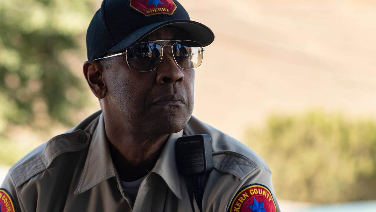 denzel-washington-wearing-sunglasses-in-the-little-things.jpeg