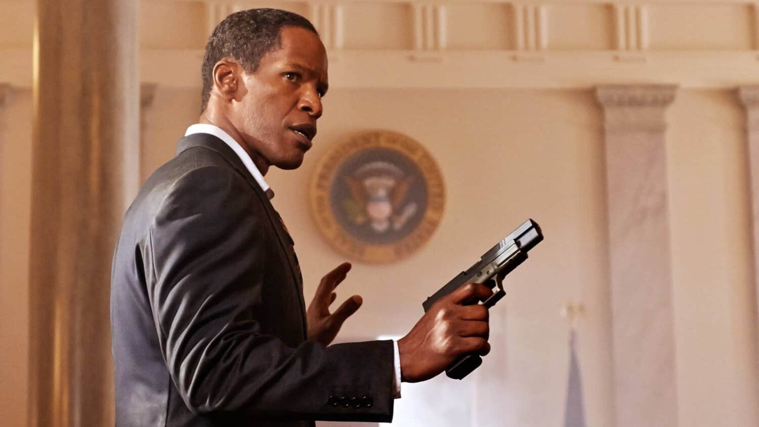 jamie-foxx-holds-a-gun-in-white-house-down.jpeg