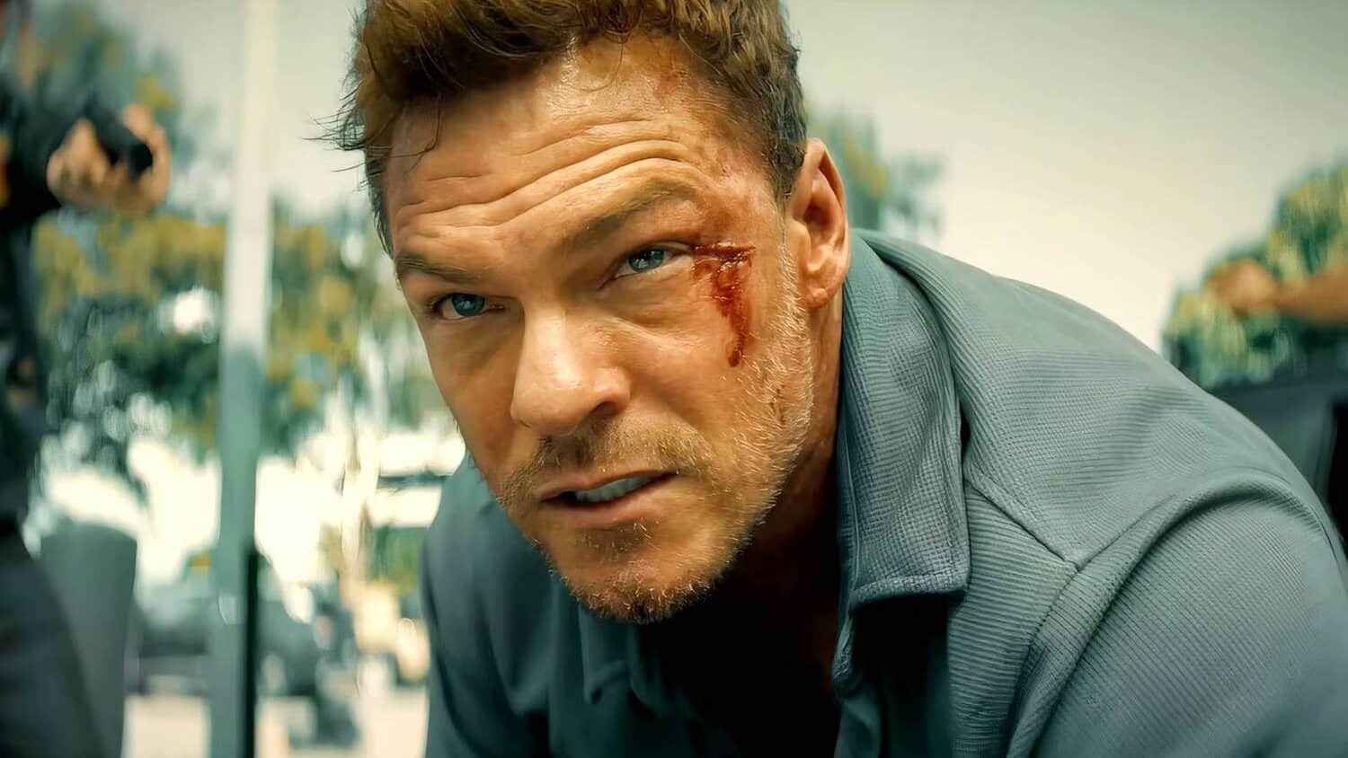 alan-ritchson-with-a-cut-on-his-face-is-serious-in-runner.jpeg