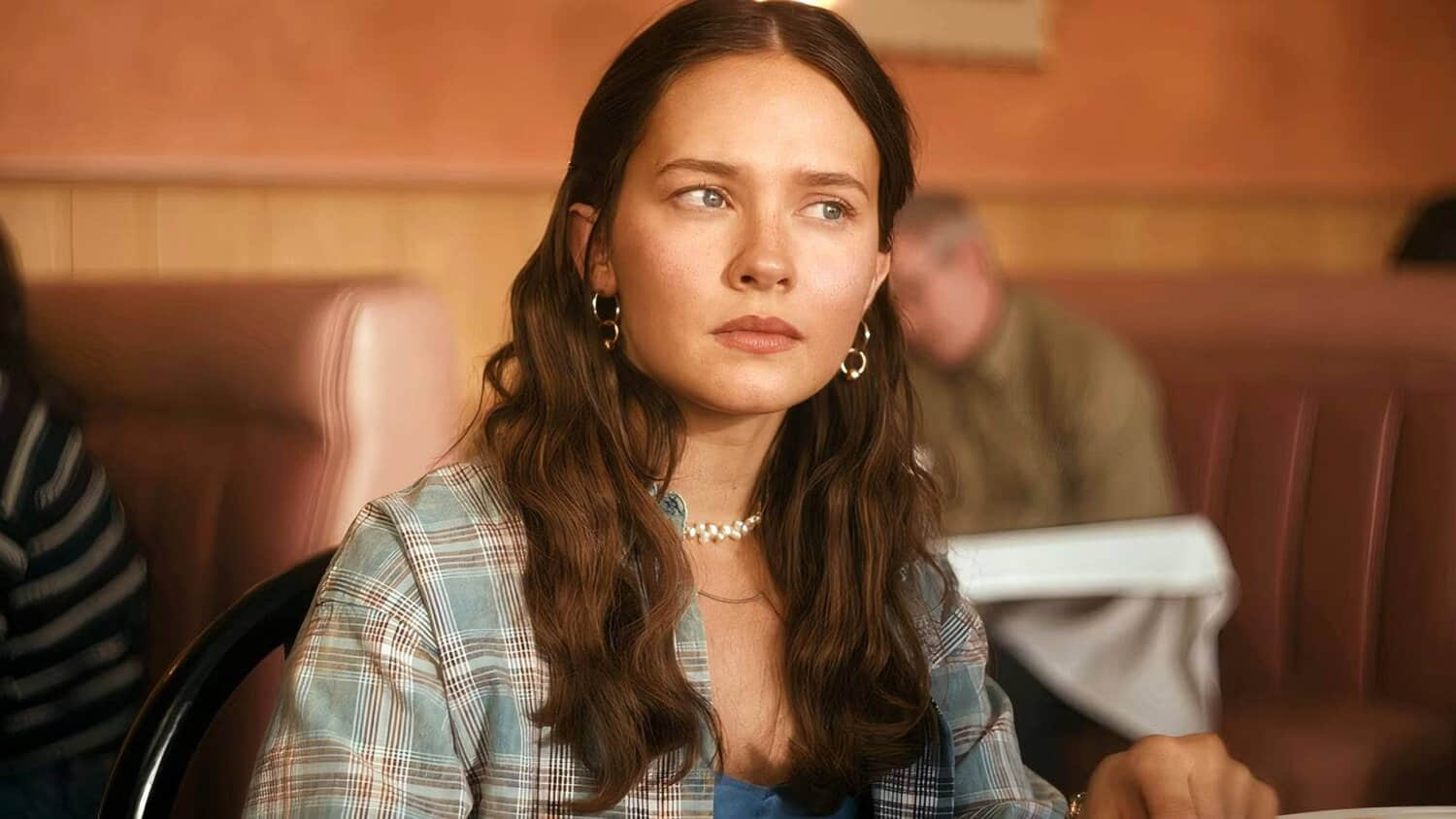 cailee-spaeny-giving-an-odd-side-eye-in-beef-season-2-3.jpeg