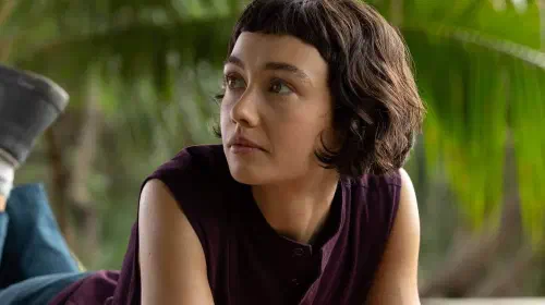 assets/sydney-chandler-laying-on-her-front-as-wendy-in-alien-earth.jpeg