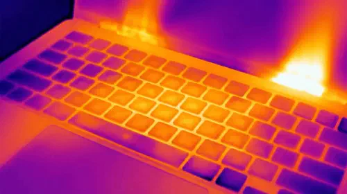14英寸M5 Max MacBook Pro因AI负载过热降频，苹果同意退款，用户却因涨价损失两千美元