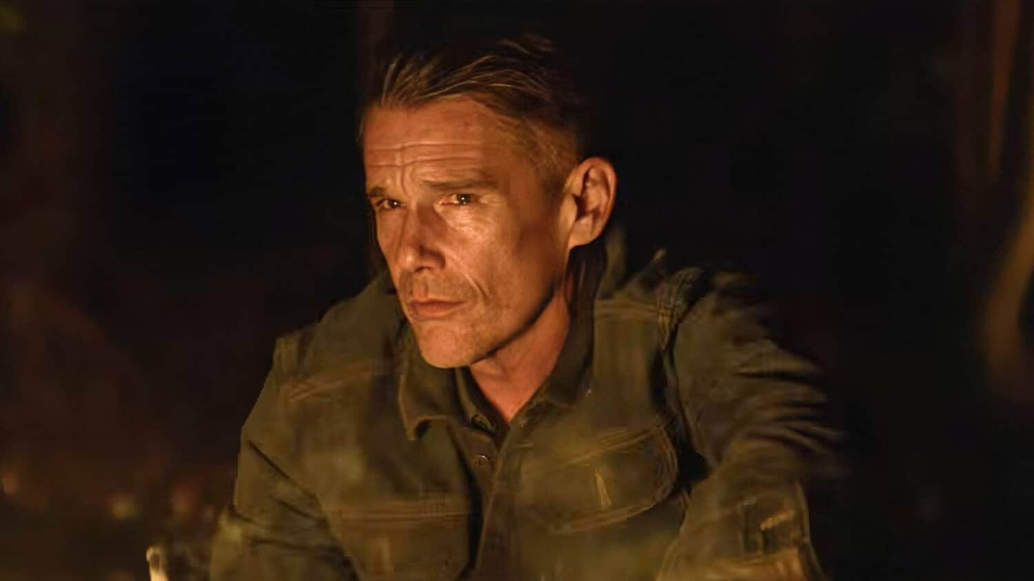 ethan-hawke-as-samuel-murphy-sitting-by-a-fire-at-night-in-the-weight.jpeg