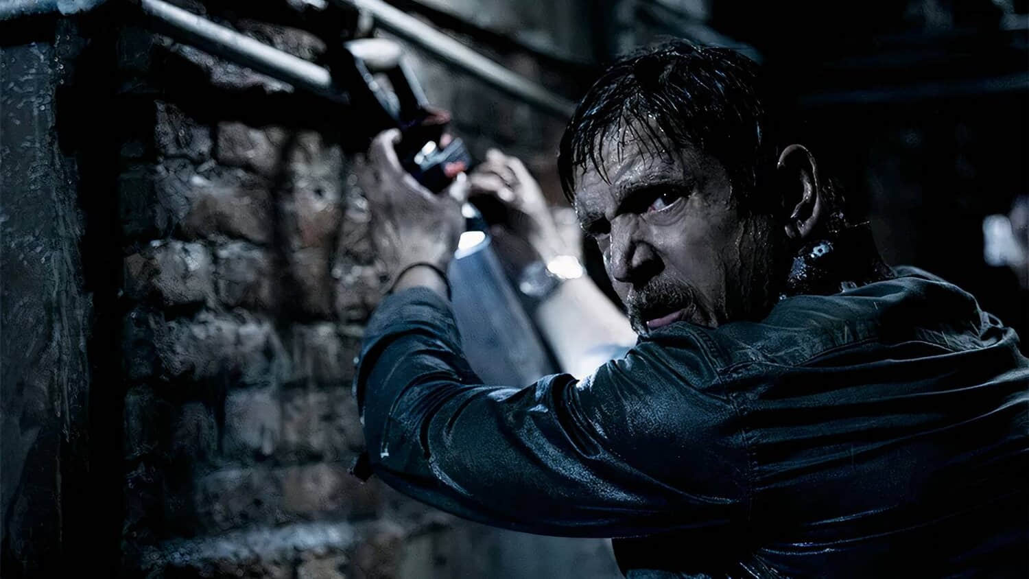 barry-pepper-drenched-in-the-2019-movie-crawl.jpeg