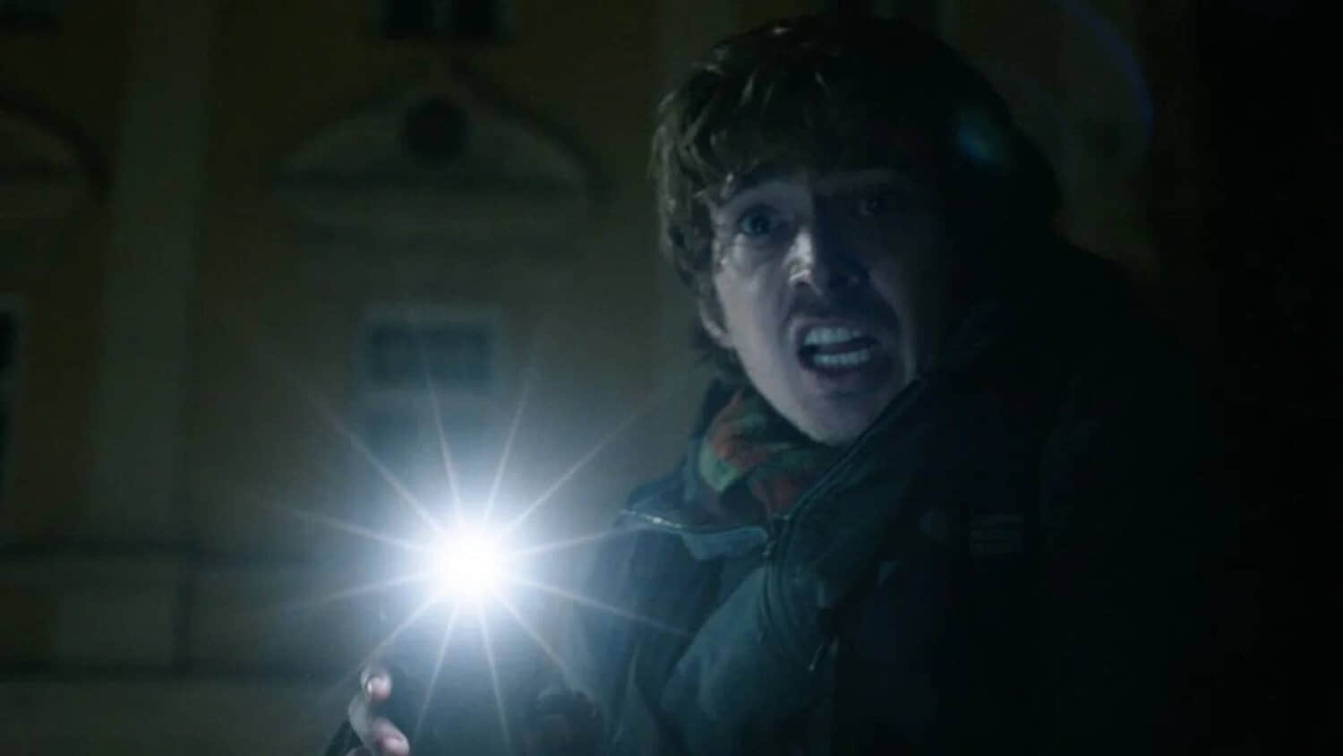 austin-abrams-with-modern-phone-in-resident-evil-2026.jpeg