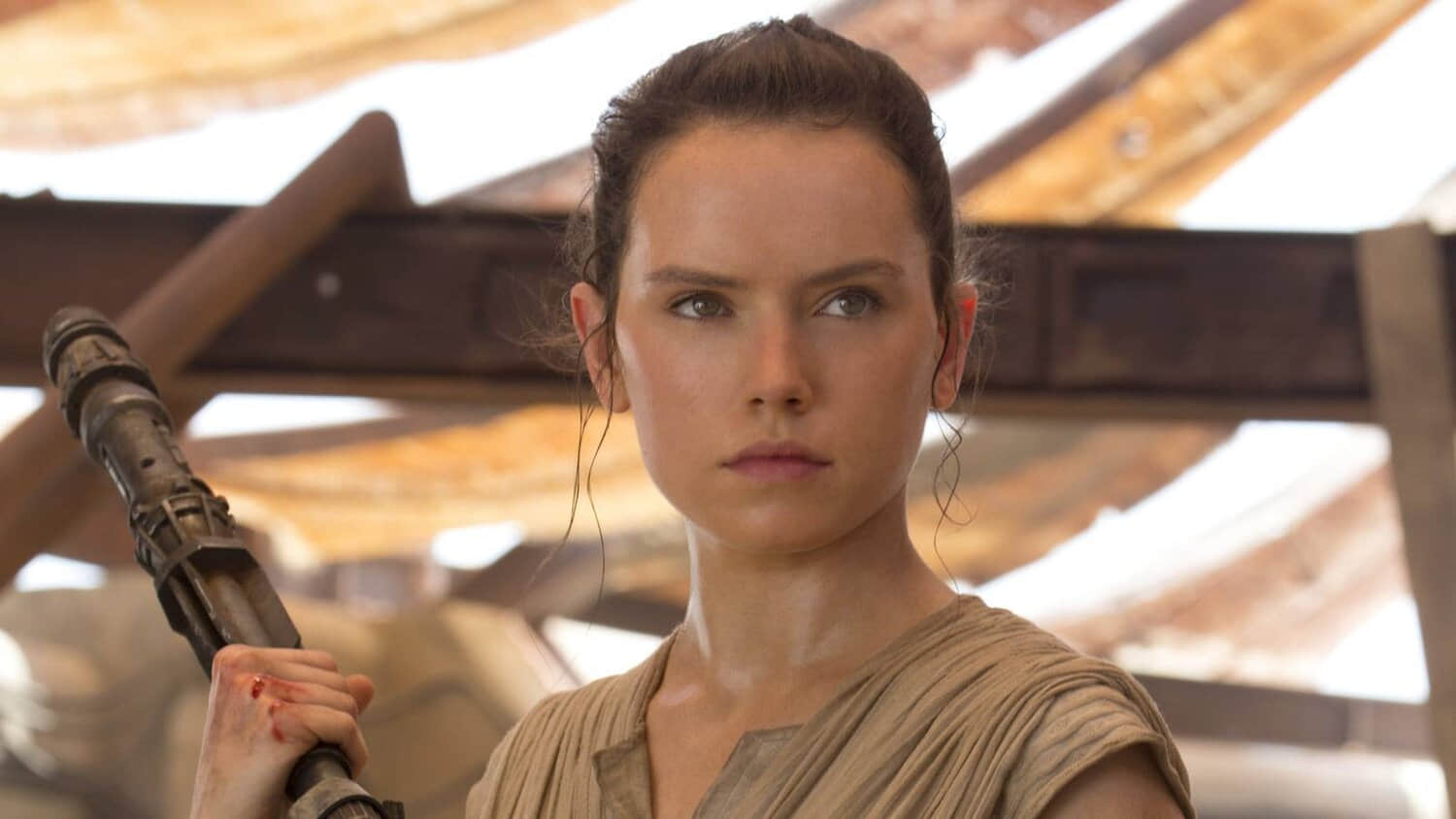 daisy-ridley-as-rey-in-star-wars-the-force-awakens-holding-her-staff.jpeg