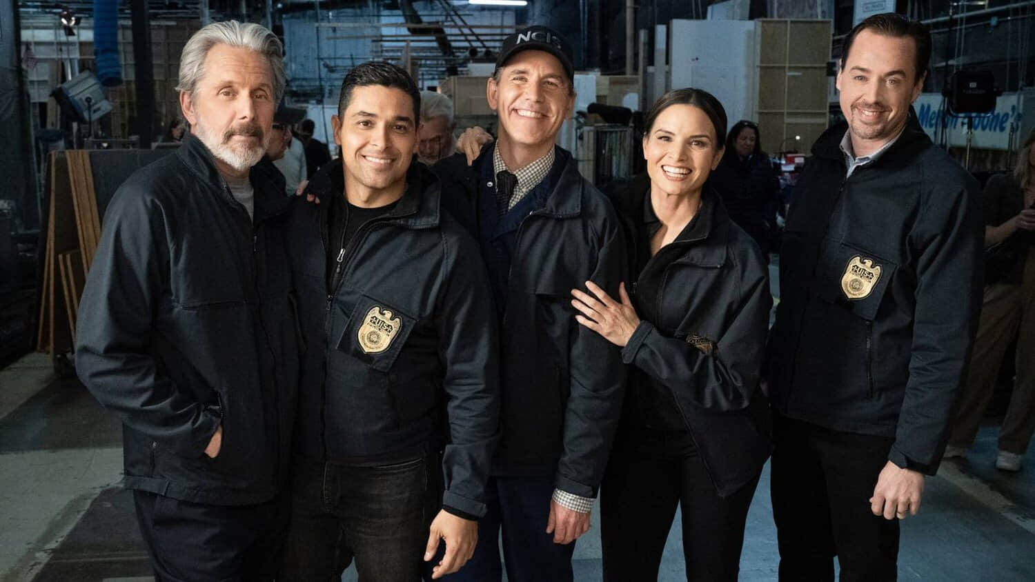 the-cast-of-ncis-smiling-in-a-photo-from-behind-the-scenes.jpeg
