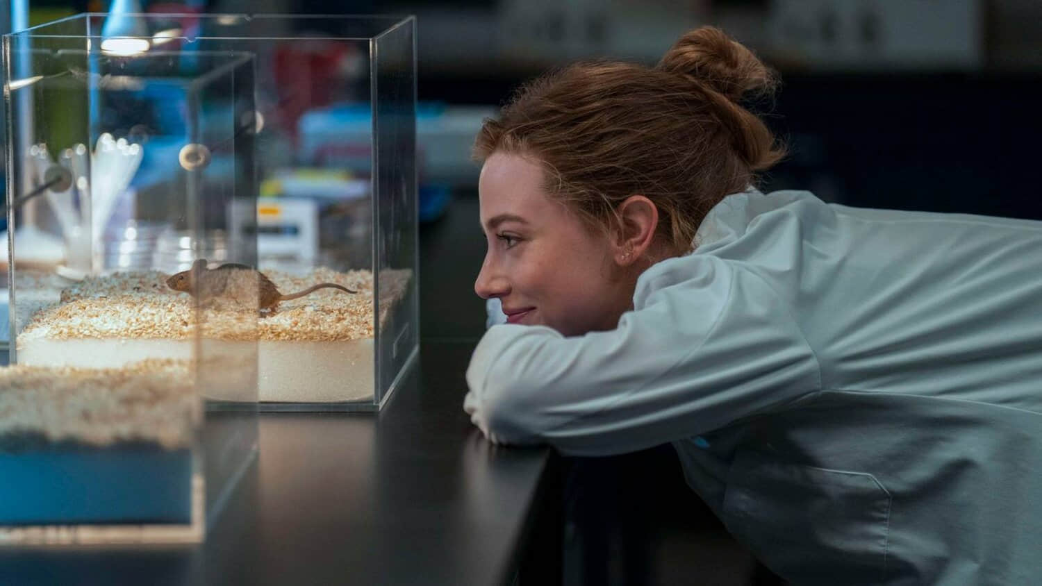 lili-reinhart-as-olive-looking-at-a-rat-in-the-love-hyphotesis.jpeg