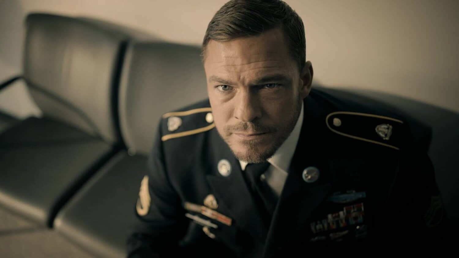 alan-ritchson-wears-a-military-uniform-in-playdate.jpeg