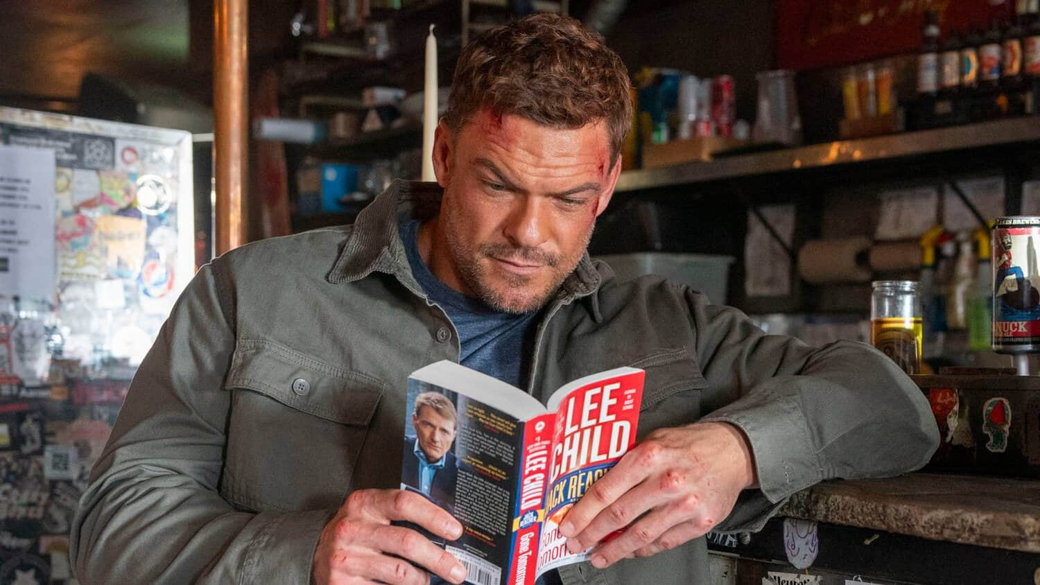 alan-ritchson-s-reacher-reads-a-book-in-reacher-season-4.jpeg