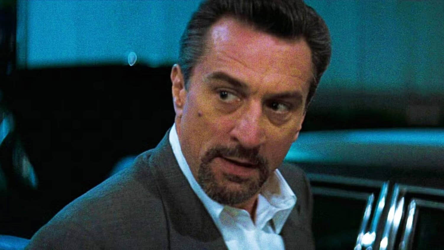 robert-de-niro-looking-over-his-shoulder-in-heat-1.jpeg