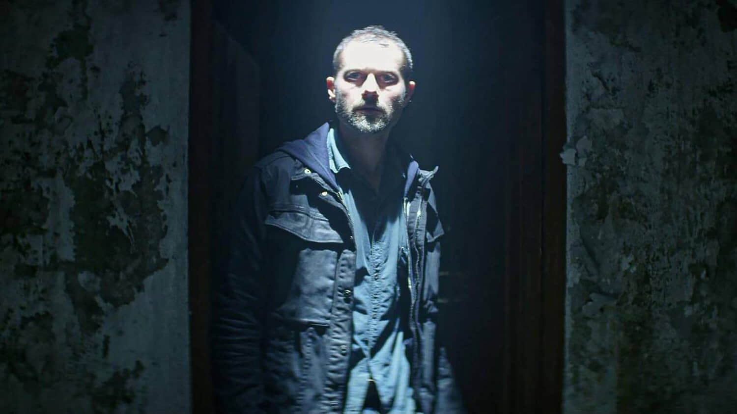 james-badge-dale-as-james-looking-shocked-while-in-a-tunnel-in-the-empty-man.jpeg