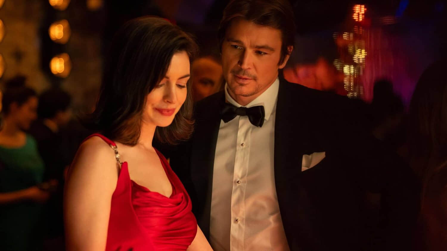 anne-hathaway-and-josh-hartnett-dressed-up-in-verity.jpeg