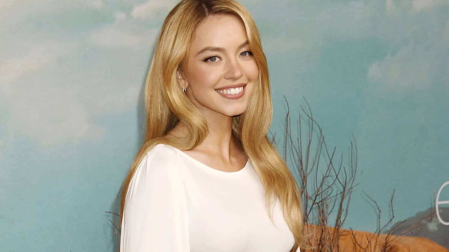 sydney-sweeney-smiling-on-the-red-carpet-for-euphoria-season-3.jpeg
