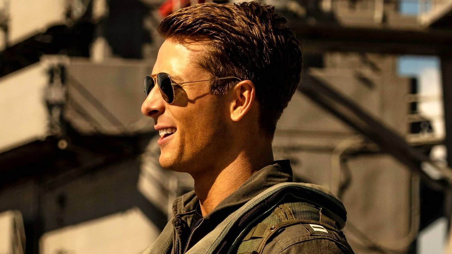glen-powell-wearing-shades-and-smiling-in-top-gun-maverick.jpeg