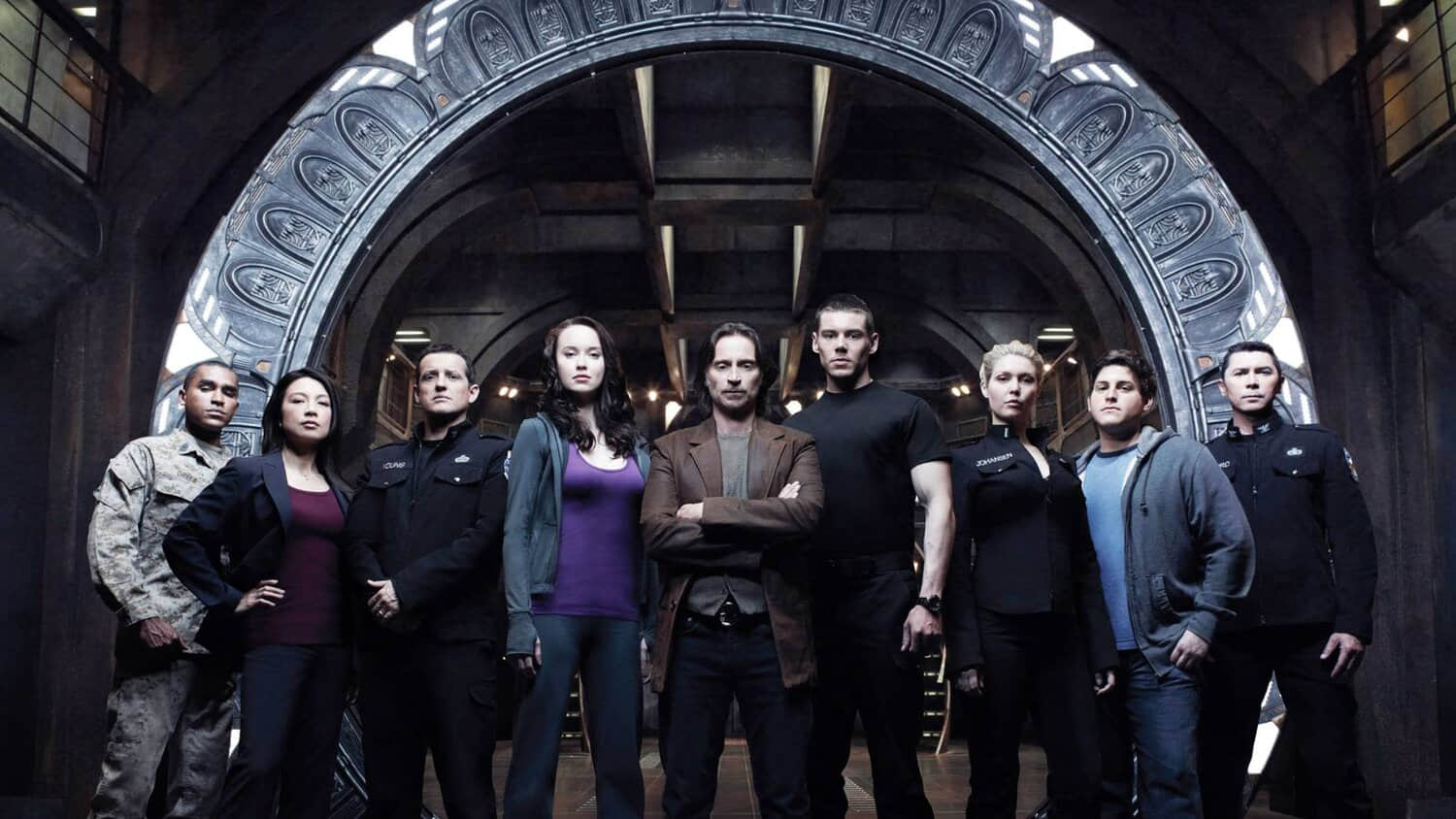 stargate-universe-cast-in-front-of-a-portal.jpeg