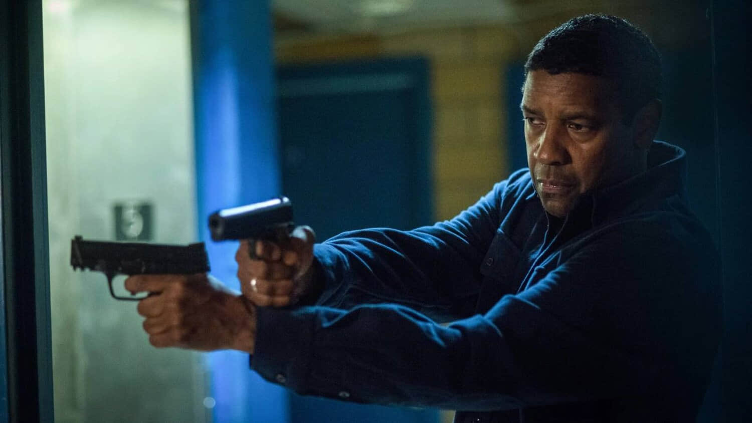 denzel-washington-holds-a-couple-of-guns-in-the-equalizer-2.jpeg