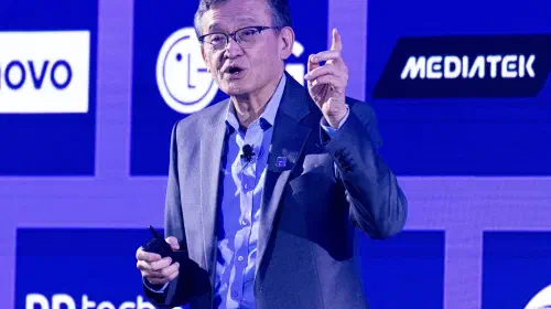 英特尔CEO陈立武警告:AI硬件短缺将持续两三年,行业必须证明投资回报